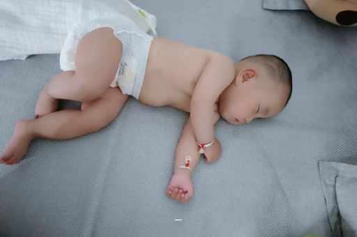 内蒙古宝宝胳膊上起红疙瘩